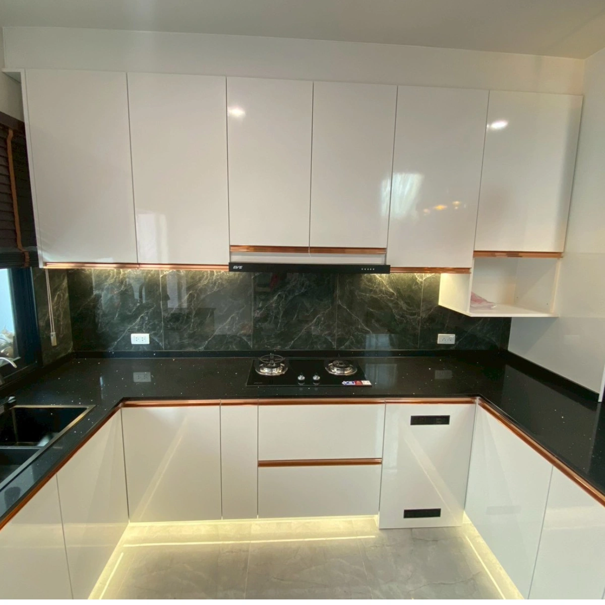 ตัวอย่างตู้เคาน์เตอร์ครัวพร้อมตู้สูง เก็บของหายครัวดูโล่ง